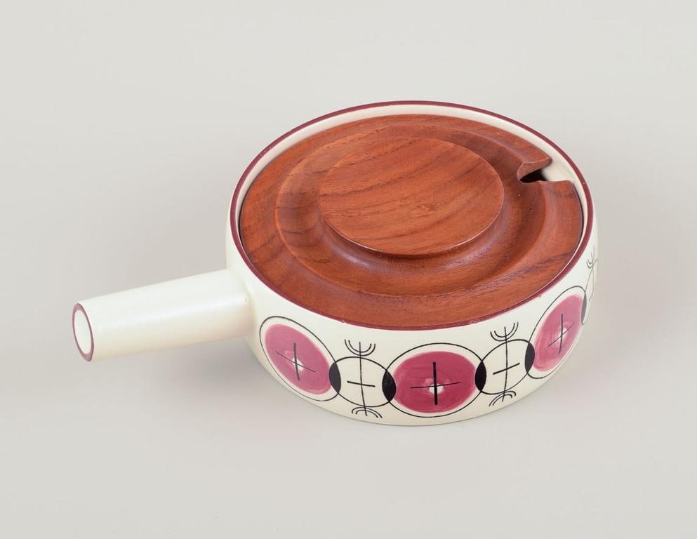 Knabstrup, Denmark. Stoneware saucepan with a wooden lid. Ca 1970. - 2