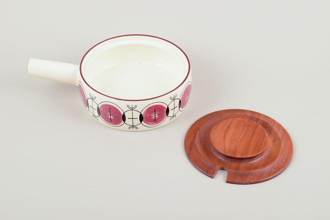 Knabstrup, Denmark. Stoneware saucepan with a wooden lid. Ca 1970. - 4