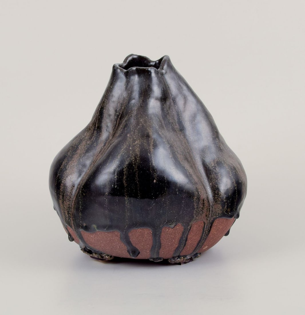 European studio ceramist. Large ceramic vase with organic shape and dark glaze. - 3