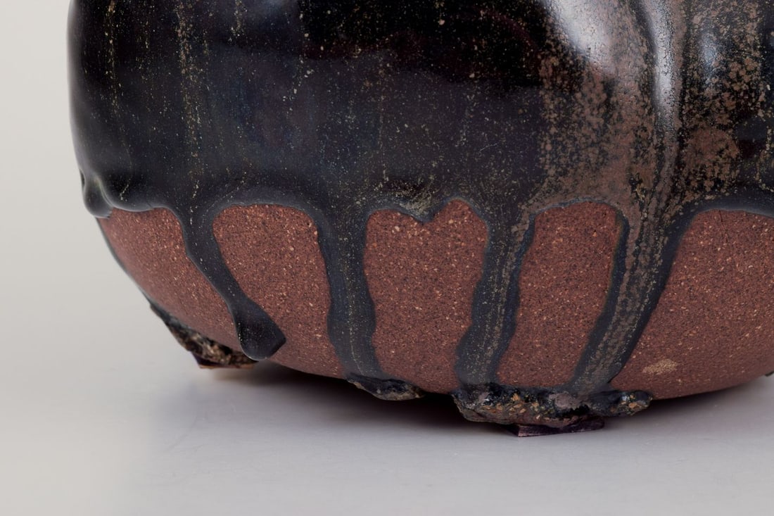 European studio ceramist. Large ceramic vase with organic shape and dark glaze. - 6
