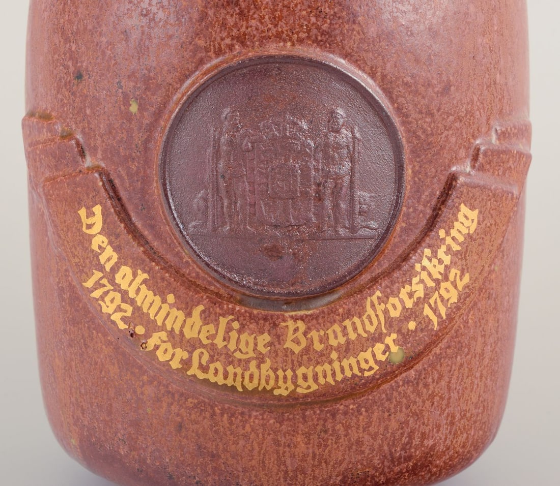 Arne Bang, Denmark. Lidded jar in glazed ceramic in shades of brown. Mid-20th C. - 3