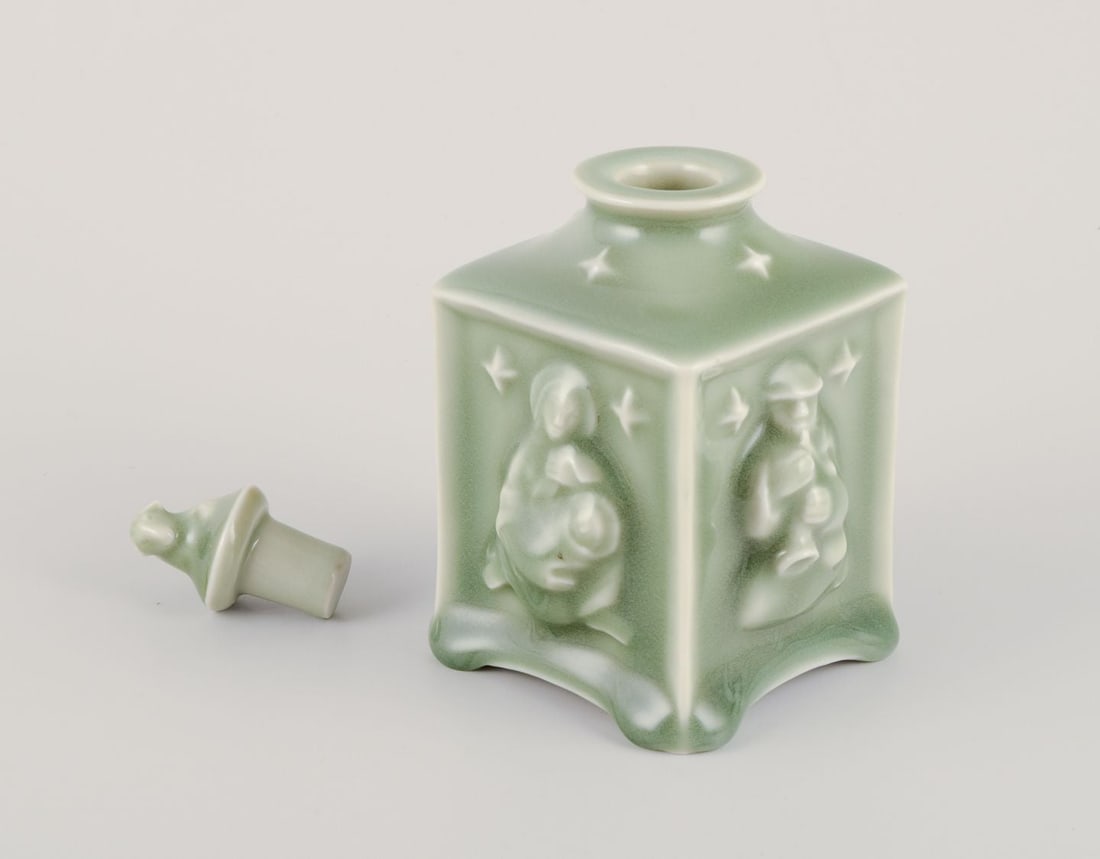 Jais Nielsen for Royal Copenhagen. Rare ceramic tea caddy with celadon glaze. Ca. 1940s - 7