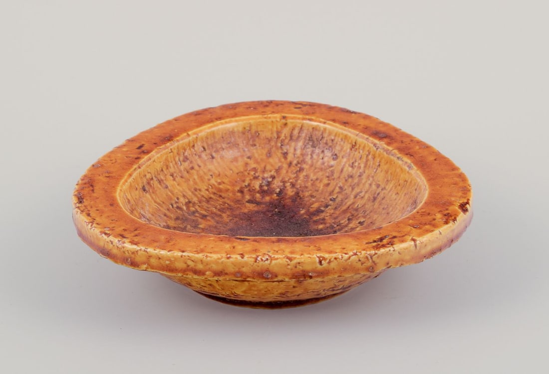 Gunnar Nylund for Rorstrand. Ceramic bowl with glaze in ochre yellow shades: Gunnar Nylund (1904-1997) for Rorstrand. Ceramic bowl with glaze in ochre yellow shades. From the Chamotte series. Mid-20th C. Marked. Perfect condition. Dimensions: Diameter 15.0 cm. x Height 4.0 cm.