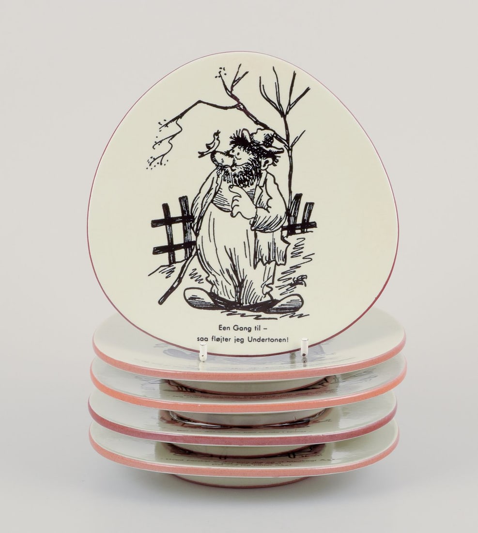 Knabstrup, Denmark. Five plates in stoneware. Decorated with satirical cartoons by Storm Petersen.: Knabstrup, Denmark. Five plates in stoneware. Decorated with satirical cartoons by Storm Petersen. Mid-20th C. Marked. In excellent condition, one plate with chips on the back edge. Dimensions: