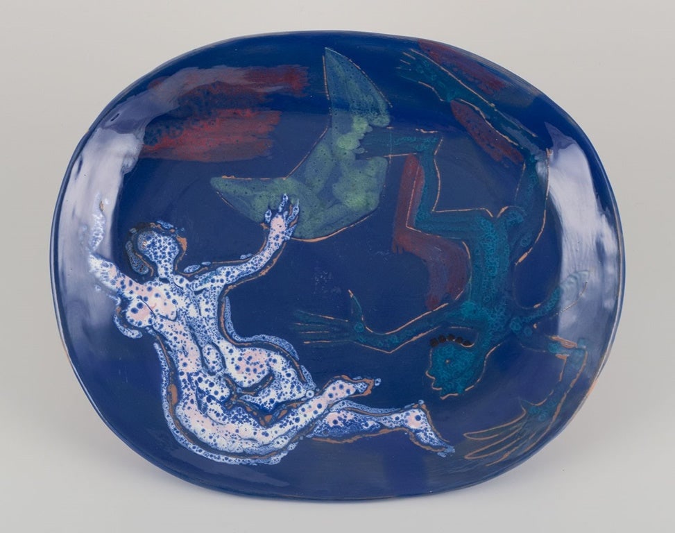 Danish ceramicist. Unique ceramic dish. Motif of a floating couple. 1960s: Danish ceramicist. Unique ceramic dish. Motif of a floating couple. Hand glazed. Polychrome glaze. Abstract style. Ca. 1960s. Signed "Samso". Perfect condition. Dimensions: L 37.0 cm. x W 30.0 cm. x