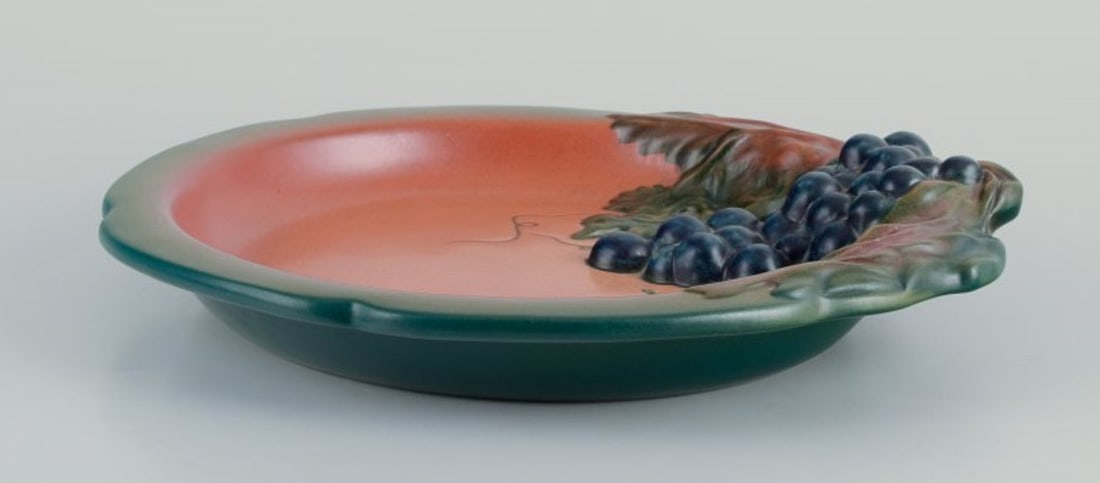 Erik Magnussen for Ipsens, Denmark. Art Nouveau dish in ceramic with vines and foliage. 1920s. - 6
