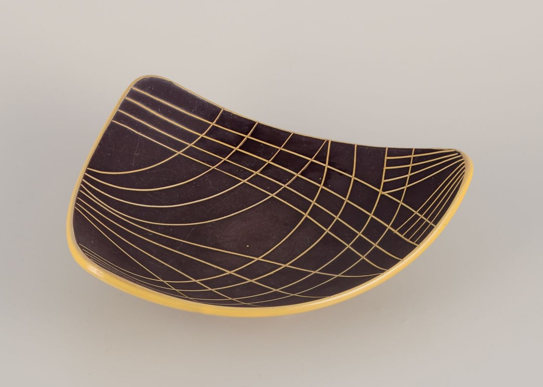 Gabriel, Sweden, "Lido" bowl in modernist style. 1960s/1970s.: Gabriel, Sweden, "Lido" bowl in modernist style. Glaze in yellow tones. Handmade. From the 1960s/1970s. Indistinctly marked. In excellent condition with signs of use. Dimensions: Length 27.5 cm x