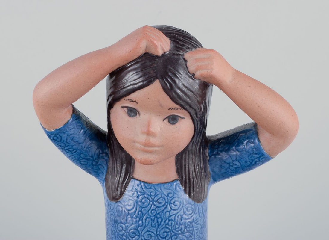Lisa Larson for Gustavsberg. Rare large figurine of a Thai girl in hand-glazed ceramic. Late 20th C. - 4