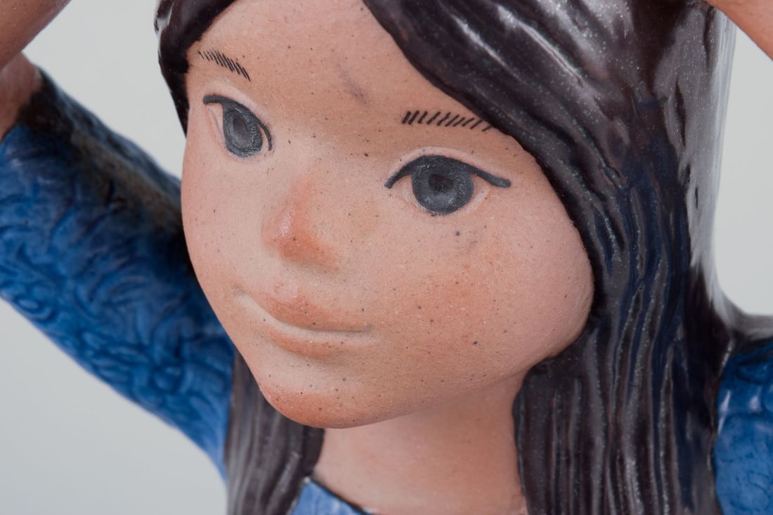 Lisa Larson for Gustavsberg. Rare large figurine of a Thai girl in hand-glazed ceramic. Late 20th C. - 8