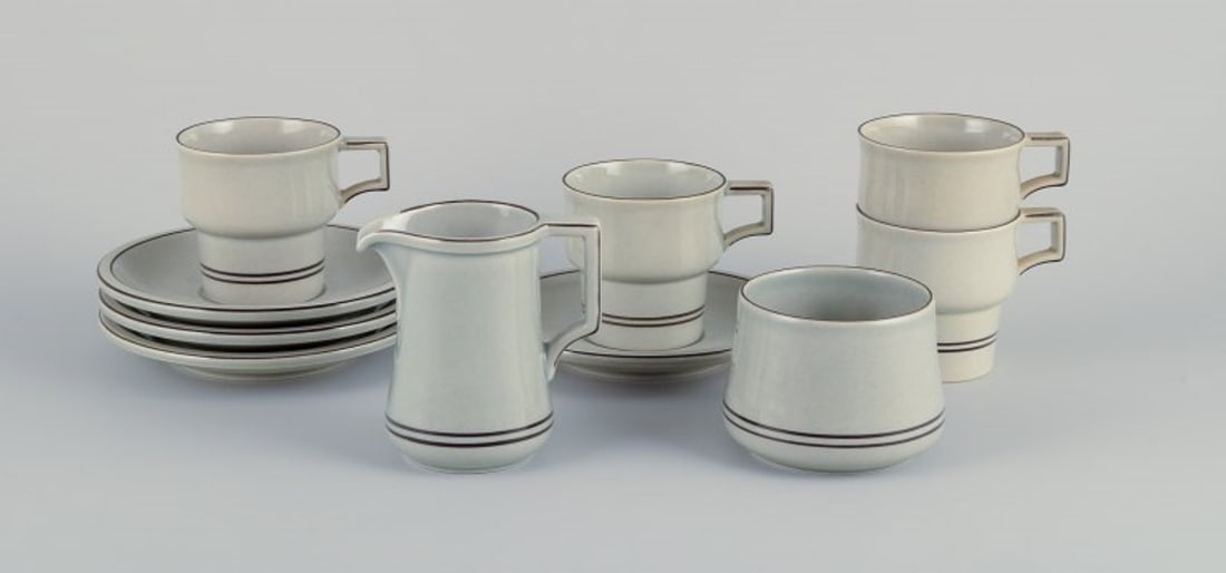 Bing and Grondahl "Colombia". Four pairs of coffee cups and saucers in stoneware, with a sugar bowl: Bing and Grondahl "Colombia". Four pairs of coffee cups and saucers in stoneware, along with a sugar bowl and creamer. From the 1970s. Model: 305. Marked. In perfect condition. First factory quality. 