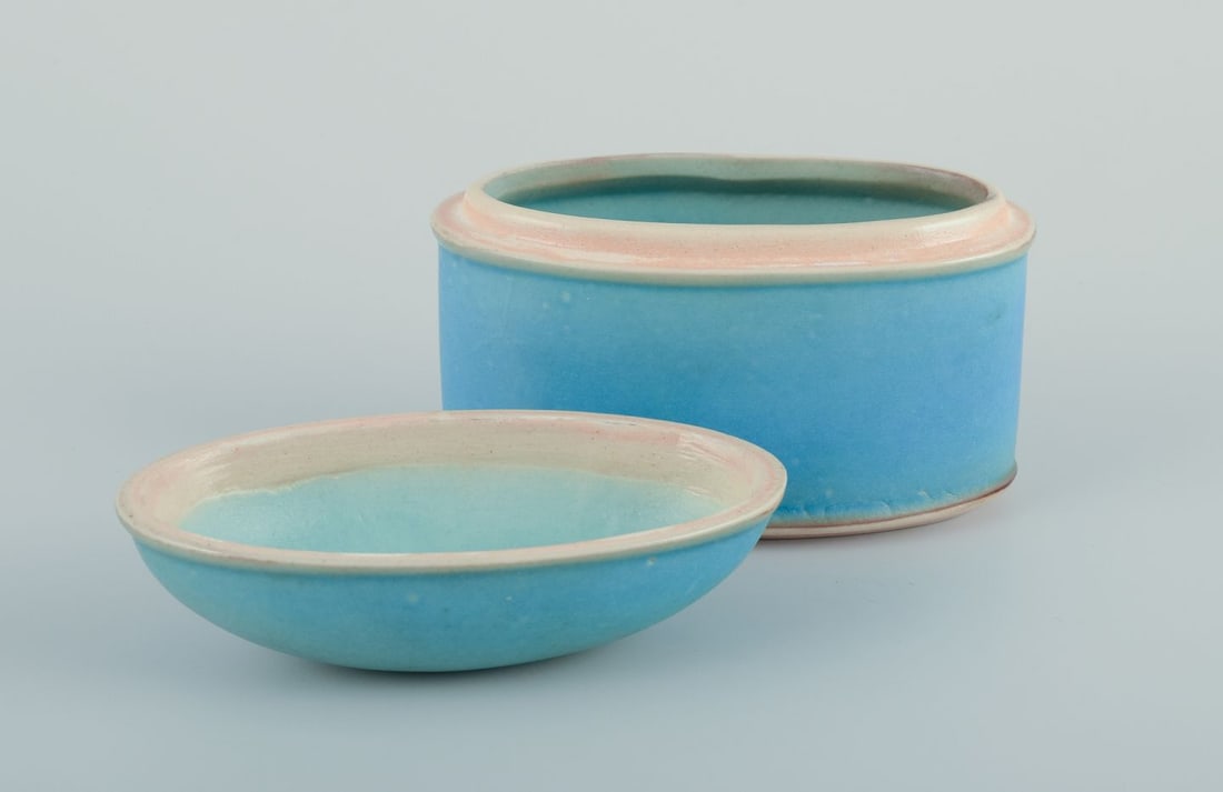 Beate Andersen, Danish ceramist. Lidded jar in ceramic with turquoise glaze. - 4
