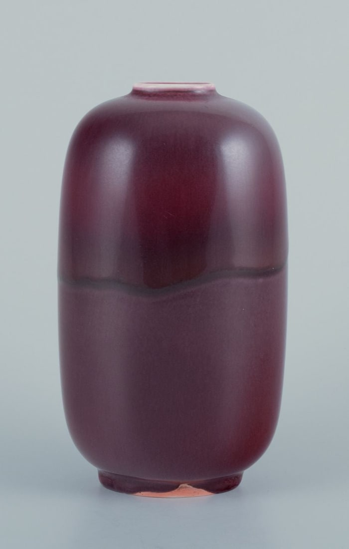Nils Thorsson for Royal Copenhagen. Large ceramic vase with ox-blood glaze. Mid-20th C. - 3