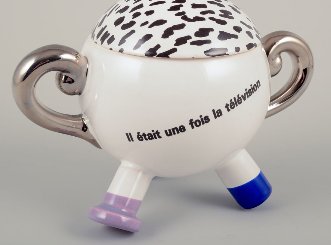 French studio ceramicist. Miniature teapot and sugar bowl. Abstract futuristic style. Late 20th C. - 7