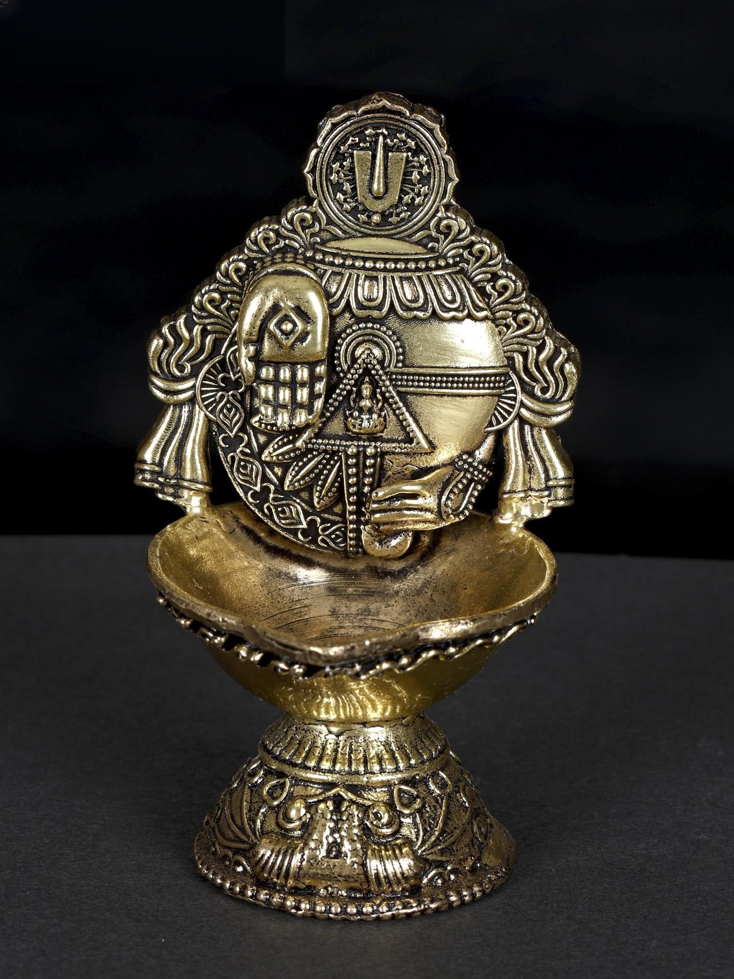 4" Superfine Tirupati Balaji Conch Diya in Brass: Title: 4" Superfine Tirupati Balaji Conch Diya in Brass Additional Information: itemcode: DDN622 Reserve: $41.00 Shipping: Domestic: Shipping rates are determined by destination International: Foreign