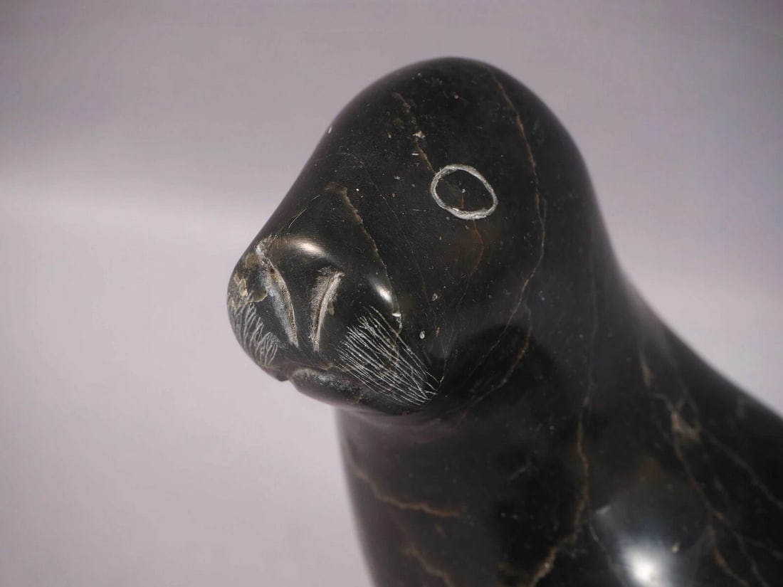 Inuit Canada Carving Native Seal Soapstone Juanisi Jakusi Itukalla 1982: This is a vintage Native American Eskimo Inuit Figurine. It is signed on the bottom by the artist with symbols and numbers numbers. It is attributed to Juanisi Jakusi Itukalla and it is made in 1982 T
