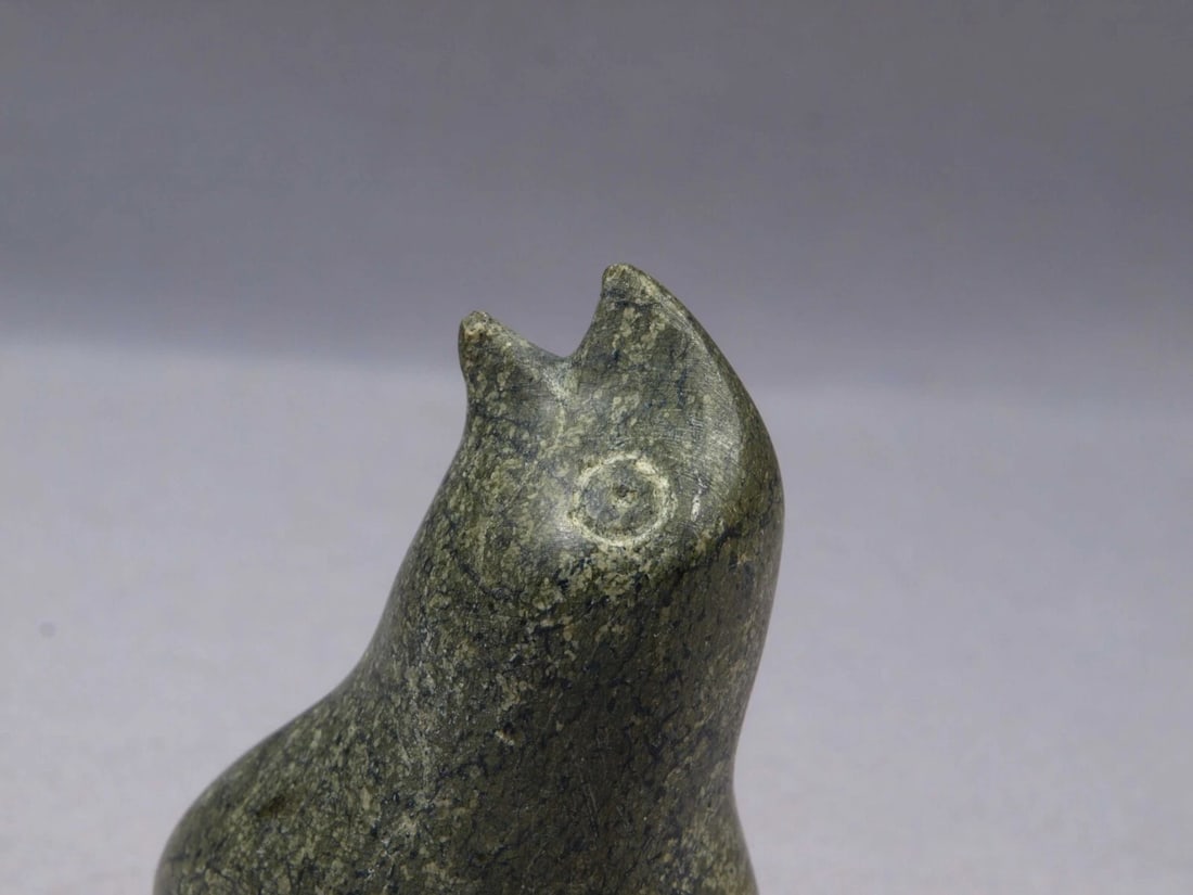 Inuit Canada Native American Inuit Soapstone Carving Bird Duck Gray Greenish: This is a vintage Primitive Native American Eskimo Inuit bird Figurine. The figurine is made from soapstone and is very beautiful. It is app. 3 1/2" tallIt is in good vintage conditioSimply gorgeous!