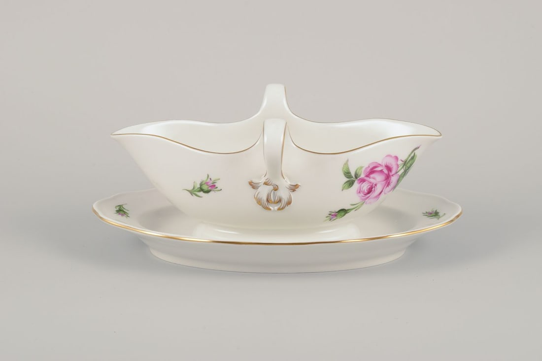 Meissen, Germany. Sauce boat on stand with a motif of pink rose. Approx. 1920/30s. - 2
