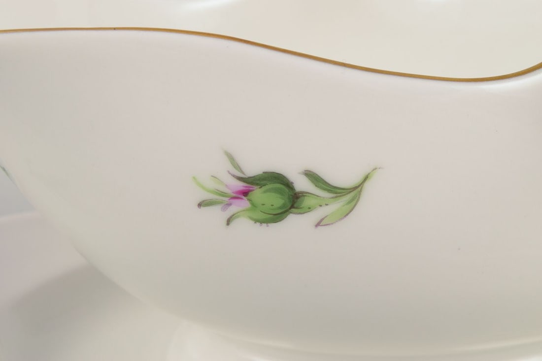 Meissen, Germany. Sauce boat on stand with a motif of pink rose. Approx. 1920/30s. - 5