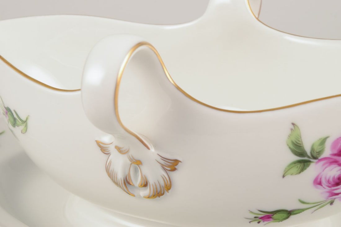 Meissen, Germany. Sauce boat on stand with a motif of pink rose. Approx. 1920/30s. - 7