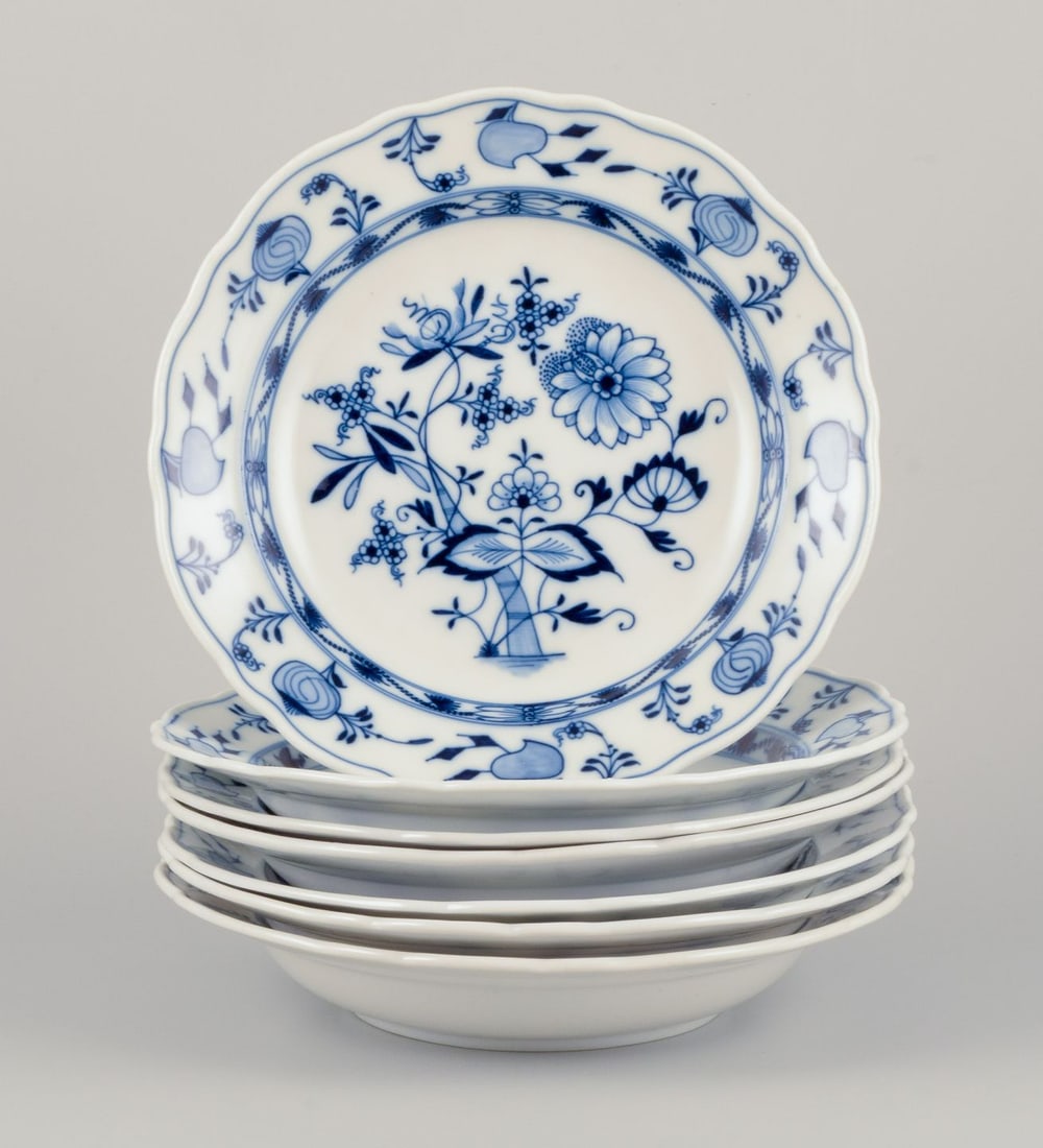 Stadt Meissen, Germany. Set of seven Blue Onion-patterned deep plates. Approx. 1930: Stadt Meissen, Germany. A set of seven Blue Onion-patterned deep plates. Approximately from 1930. Marked. Perfect condition. The depth of the plates varies slightly. Dimensions: D 25.0 cm x H 5.0 cm.;