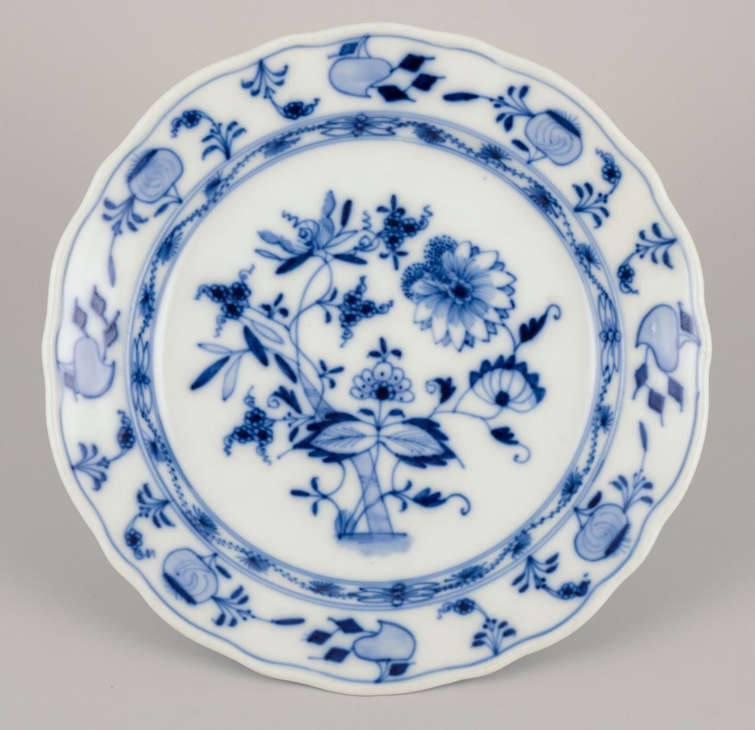 Stadt Meissen, Germany. Set of four Blue Onion-patterned dinner plates. Approx. 1930 - 4