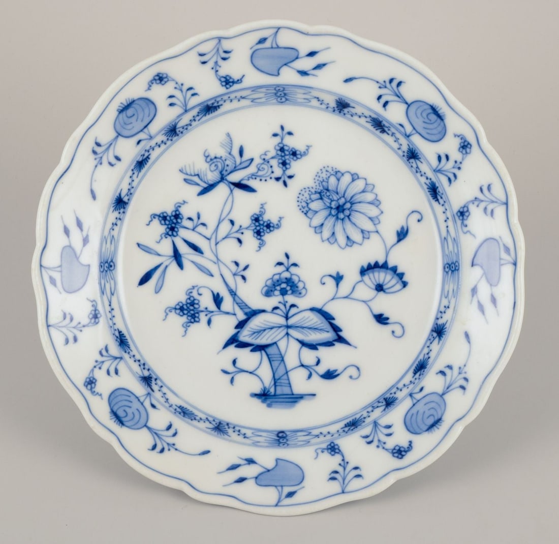 Stadt Meissen, Germany. Set of four Blue Onion-patterned dinner plates. Approx. 1930 - 5