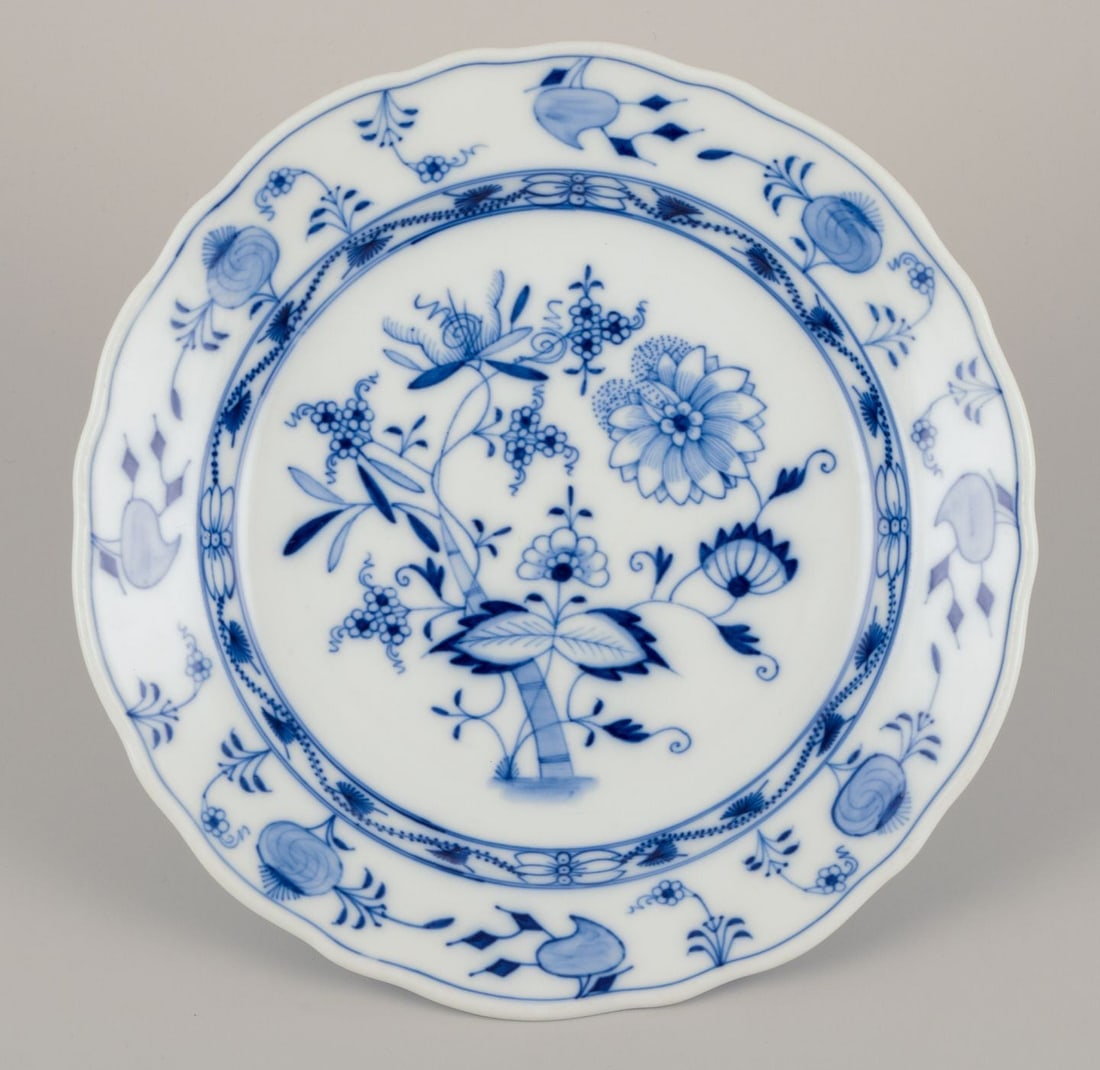 Stadt Meissen, Germany. Set of four Blue Onion-patterned dinner plates. Approx. 1930 - 6