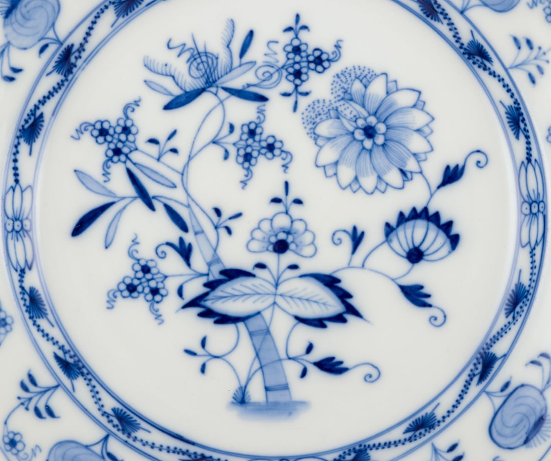 Stadt Meissen, Germany. Set of four Blue Onion-patterned dinner plates. Approx. 1930 - 7