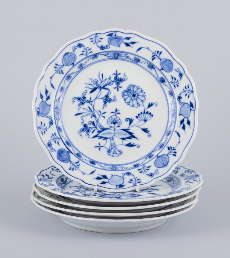 Meissen, Germany. A set of five 'Blue Onion' pattern porcelain plates. Marked.a (1 of 6)