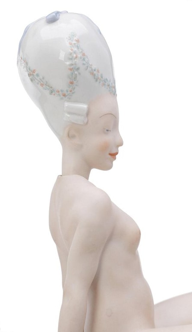 Gerhard Henning for Royal Copenhagen. Porcelain bobblehead doll 'Ane Mari' decorated with overglaze - 6