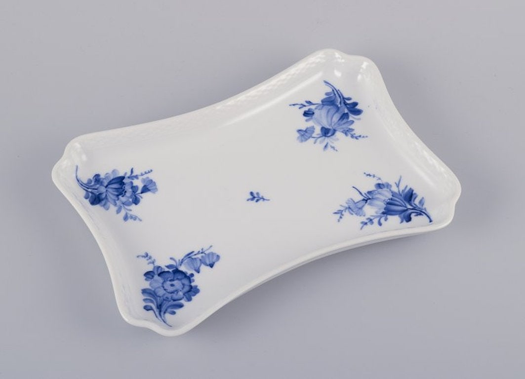 Royal Copenhagen. Blue Flower Braided. Tray in porcelain. 1898-1923.: Royal Copenhagen. Blue Flower Braided. Tray in porcelain. Decoration number 10/8181. Dating: 1898-1923. Second factory quality. Perfect condition. Dimensions: L 24 cm x W 17.0 cm x H 2.7 cm.; Royal