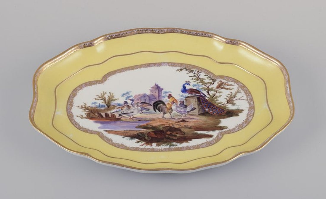 Meissen, Germany. Antique porcelain tray. Hand-painted with a motif of birds in a park landscape.: Antique Meissen tray made of porcelain. Hand-painted with a motif of birds in a park landscape. On a yellow base with gold decoration. 19th century. In excellent condition with minimal wear to the
