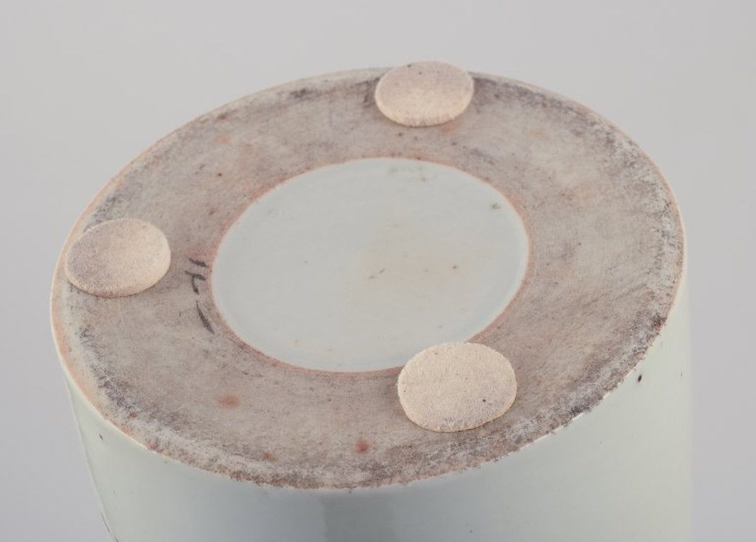 Antique Chinese porcelain brush holder. Decorated with a motif of figures in a landscape. 19th - 10