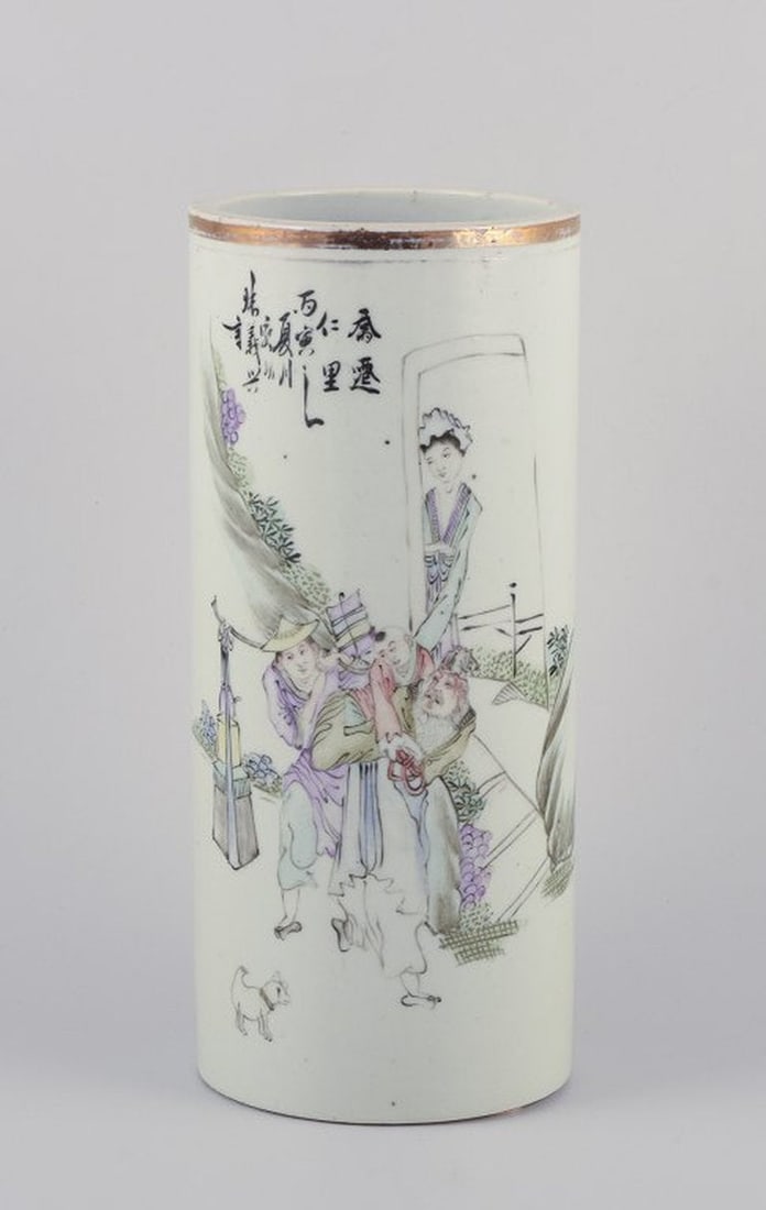 Antique Chinese porcelain brush holder. Decorated with a motif of figures in a landscape. 19th - 2