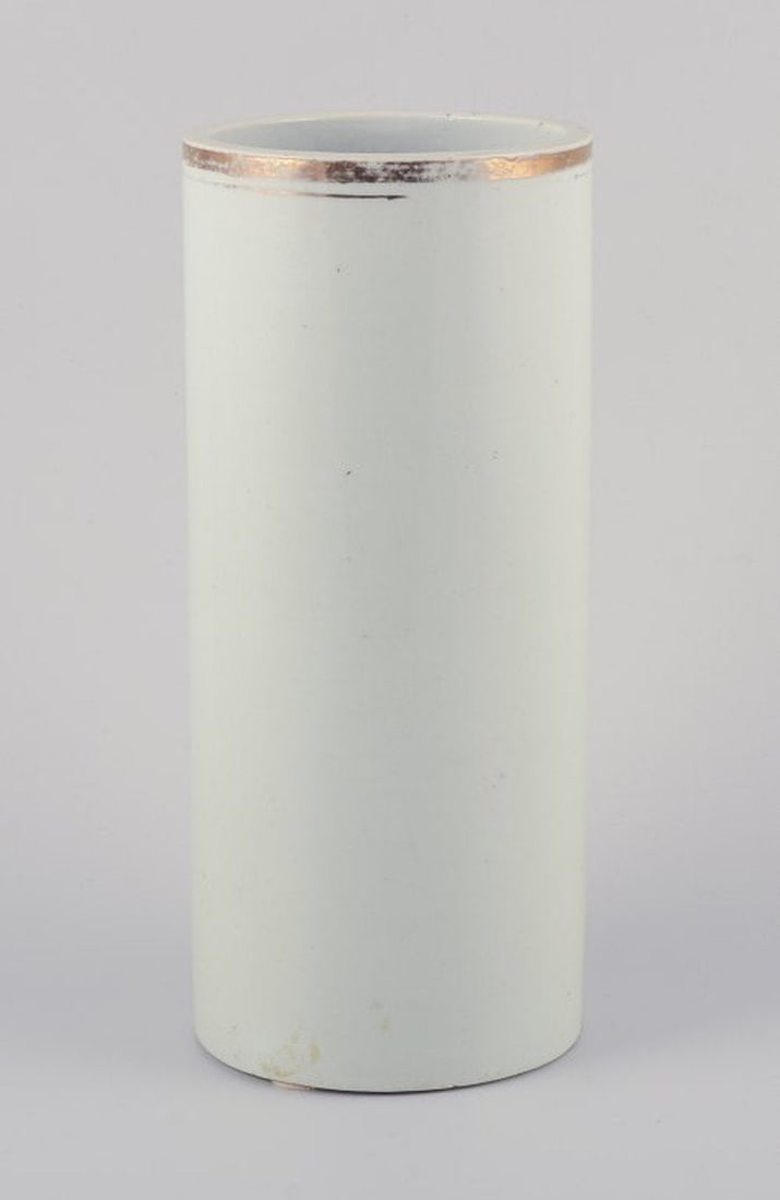 Antique Chinese porcelain brush holder. Decorated with a motif of figures in a landscape. 19th - 7