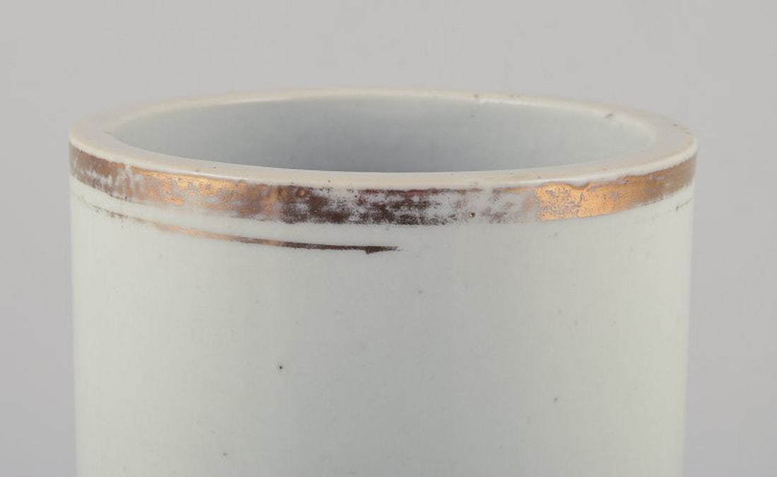 Antique Chinese porcelain brush holder. Decorated with a motif of figures in a landscape. 19th - 8