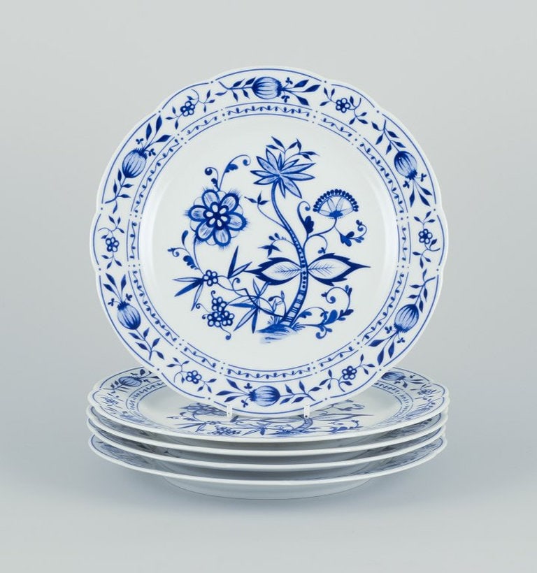 Kahla, Germany. A set of five lunch plates in porcelain with Blue Onion decoration. Circa 1970s.: Kahla, Germany. A set of five lunch plates in porcelain. Blue Onion decoration. Circa 1970s. Marked: Kahla, Zwiebelmuster. Perfect condition, unused. Dimensions: D 23.6 cm.; Kahla, Germany. A set of f