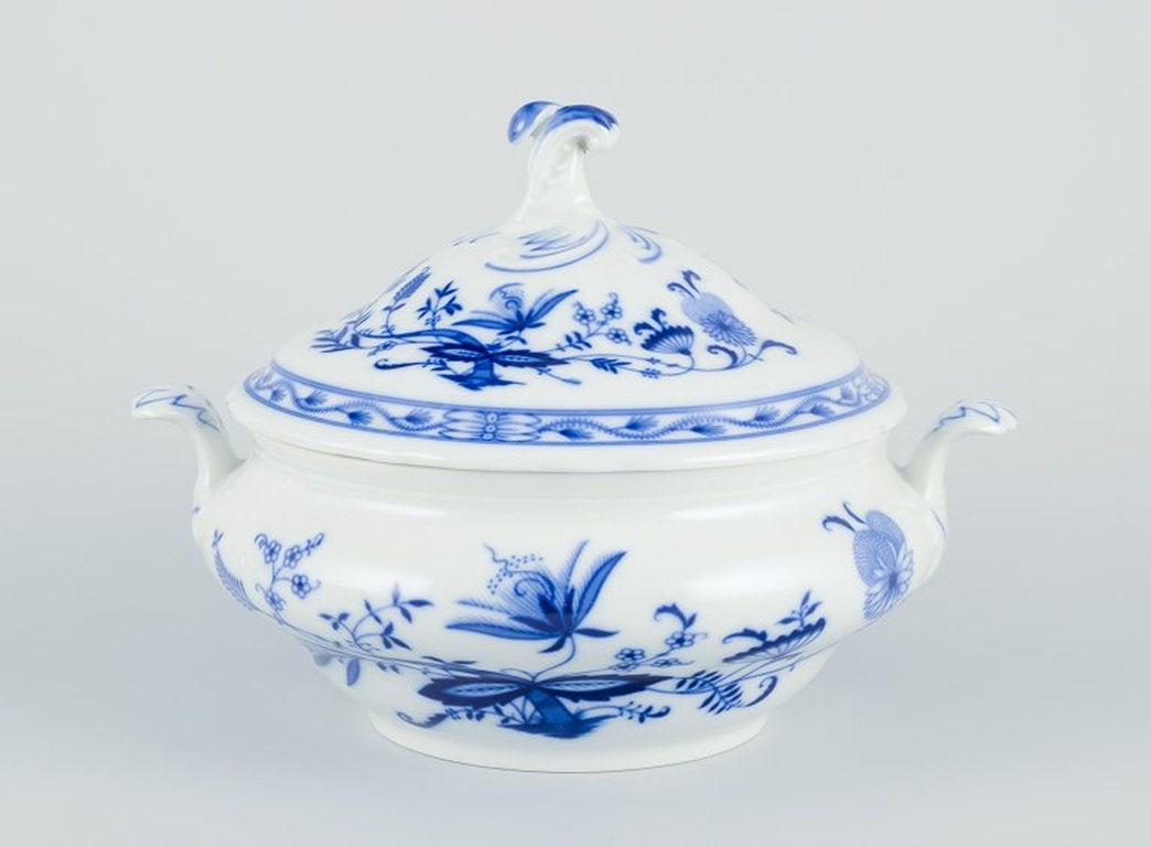 Bavaria, Germany. Lidded porcelain tureen with Blue Onion decoration. Circa 1930s/40s. (1 of 8)