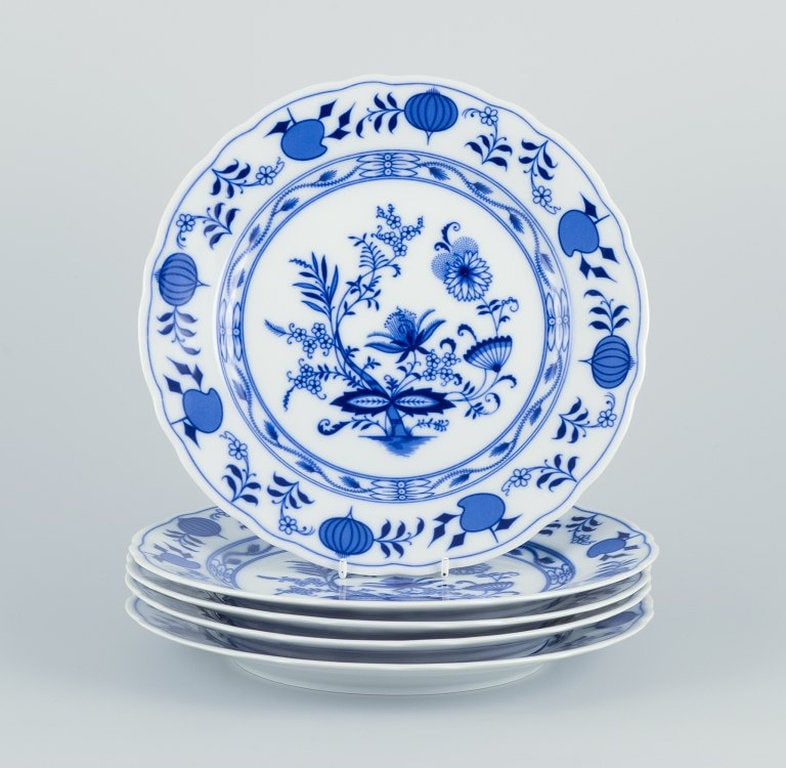 Stadt Meissen, Germany. A set of five dinner plates in porcelain with Blue Onion patterned (1 of 6)