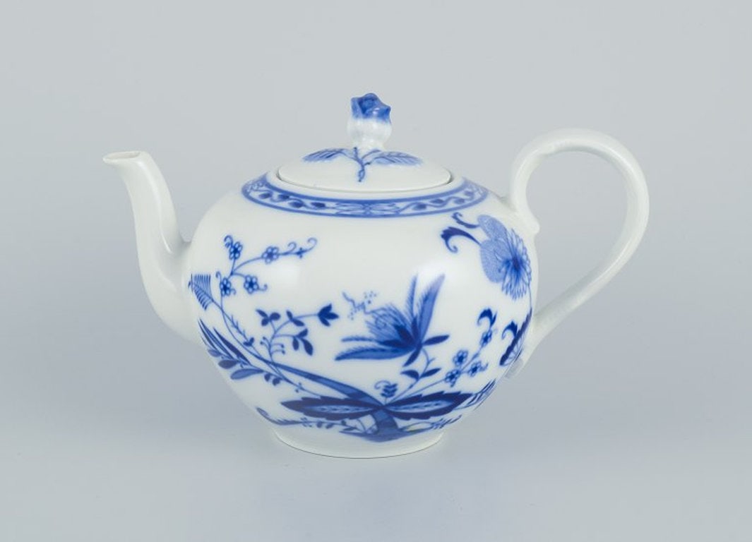 Stadt Meissen, Germany. Porcelain teapot with Blue Onion-patterned decoration. Circa 1930s/40s. (1 of 9)