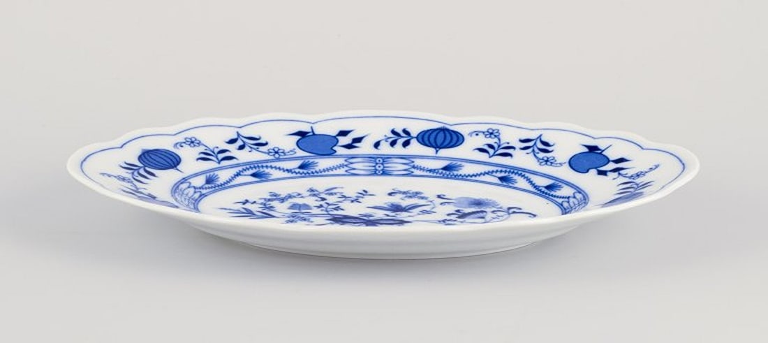 Stadt Meissen, Germany. Two oval serving dishes. Blue Onion-patterned decoration. Early 20th - 9