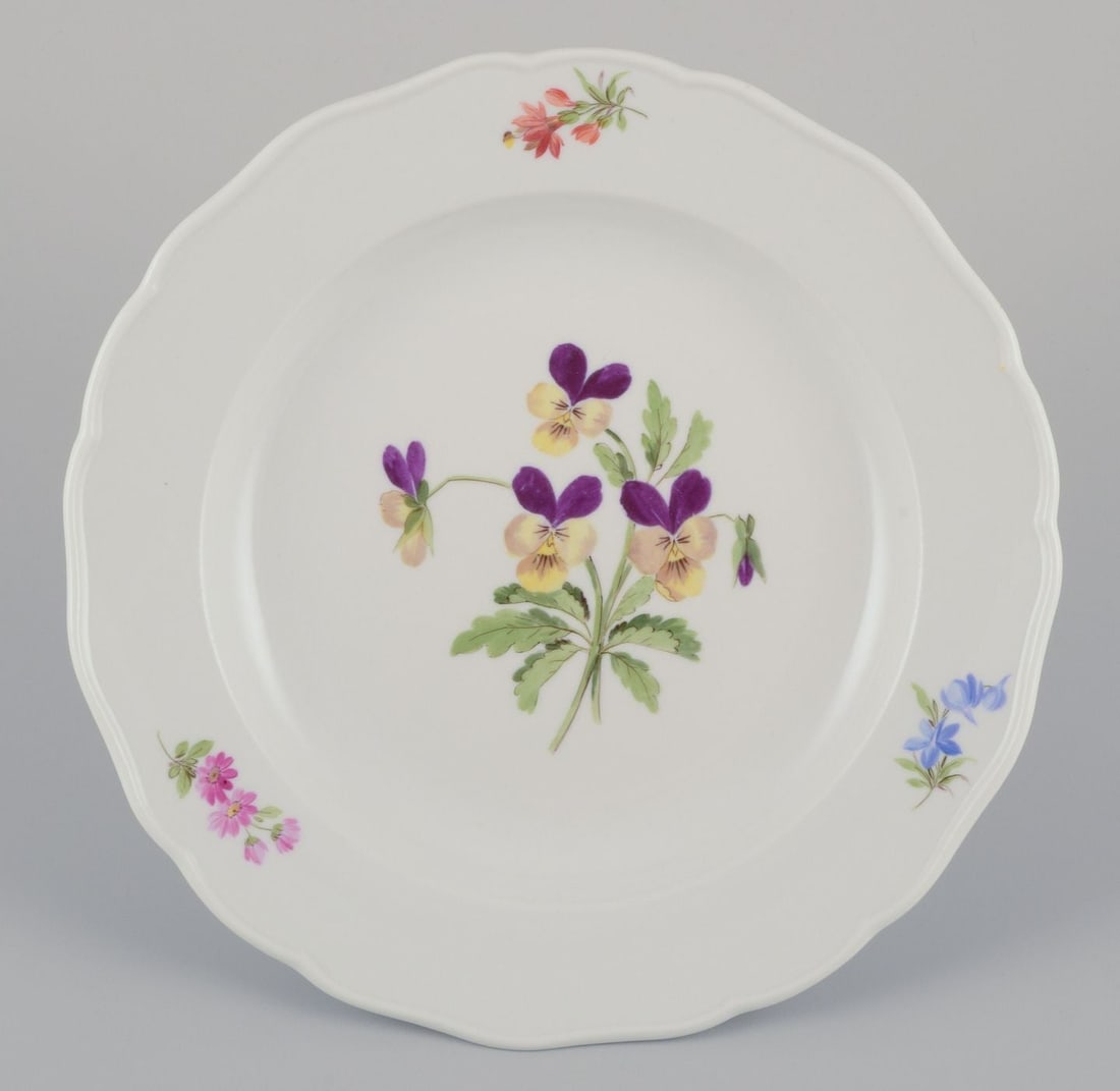Meissen, Germany. A set of four porcelain dinner plates with floral motifs. Approx. from 1900. - 5