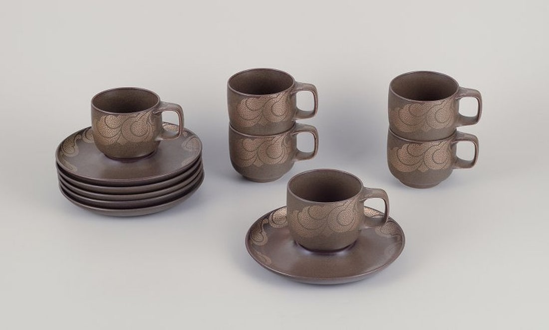 Timo Sarpaneva for Rosenthal, Germany. Six 'Kaari' coffee cups and saucers. Porcelain. 1980s.: Timo Sarpaneva for Rosenthal, Germany. Six "Kaari" coffee cups and saucers. Porcelain. Brown glaze with gold decoration. 1980s. Marked. Perfect condition. Appears as new. Cup: 7.5 cm without handle x