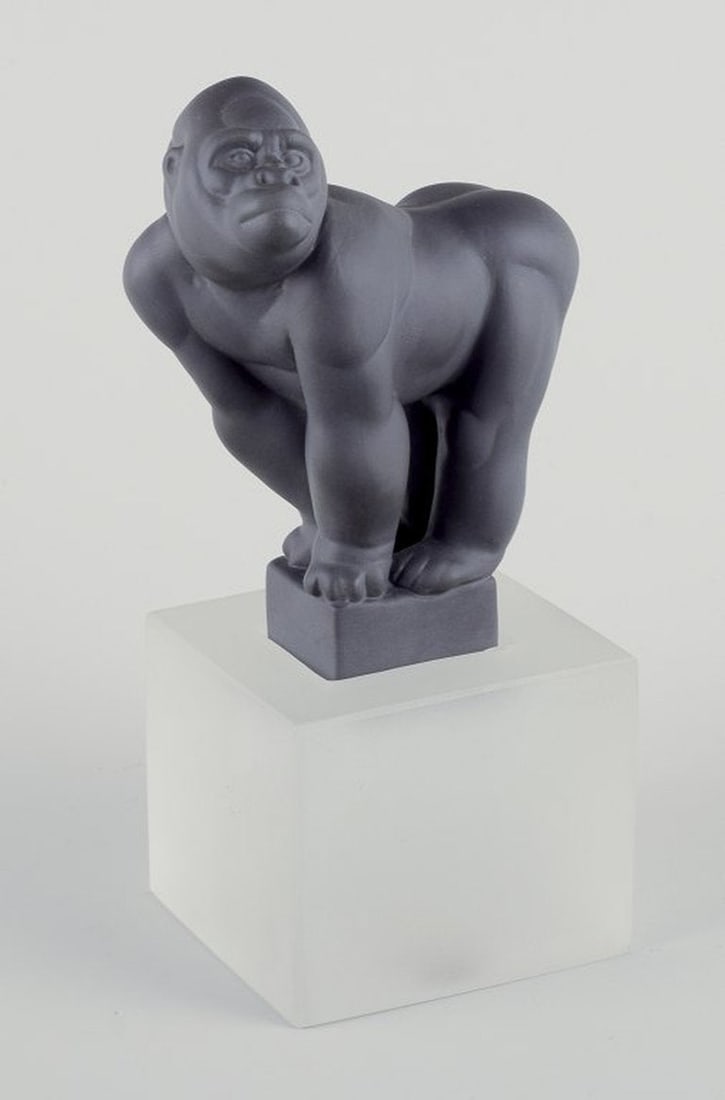 Pia Langelund for Royal Copenhagen. Figure of a gorilla in bisquit mounted on a frosted glass base.: Pia Langelund for Royal Copenhagen. Figure of a gorilla in bisquit mounted on a frosted glass base. Dating: Late 20th century. Model number: 1 249 065 In perfect condition. First factory quality. Dime
