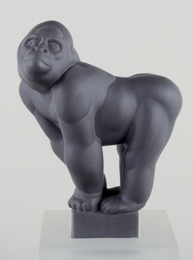 Pia Langelund for Royal Copenhagen. Figure of a gorilla in bisquit mounted on a frosted glass base. - 3