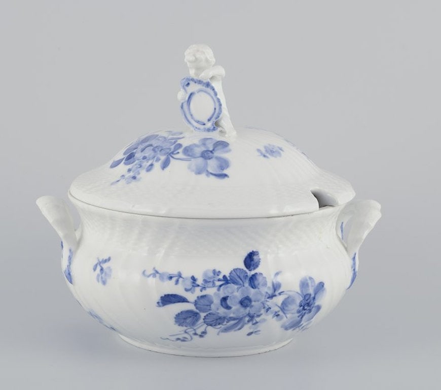 Royal Copenhagen Blue Flower Curved. Round lidded porcelain terrine with handles. Approx. 1920. (1 of 8)