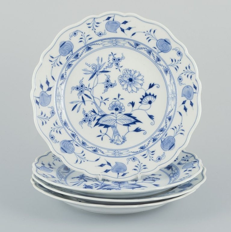 Meissen, Germany. Four Blue Onion patterned lunch plates in porcelain. Circa 1900. - 2