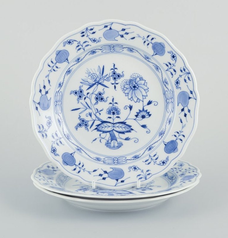 Meissen, Germany. Three Blue Onion patterned plates in porcelain. Early 1900s. (1 of 9)