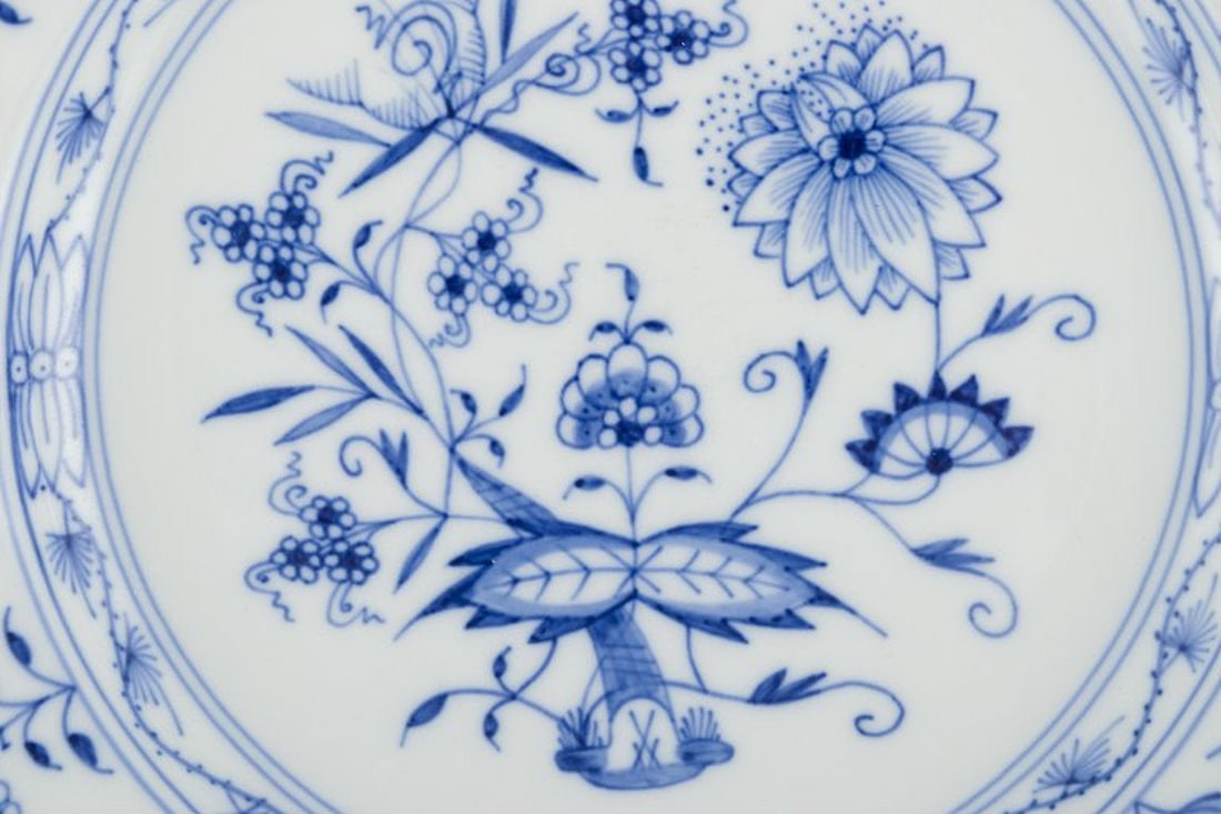Meissen, Germany. Three Blue Onion patterned plates in porcelain. Early 1900s. - 7