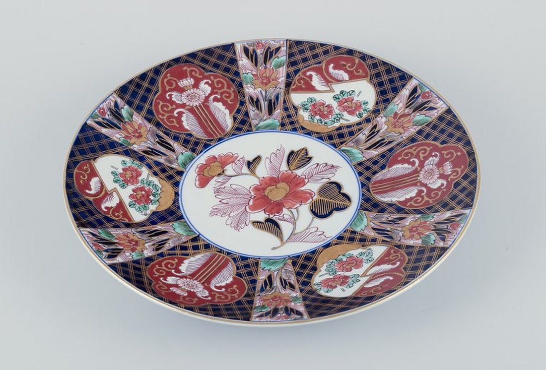 Japanese Kutami dish in porcelain. Hand-decorated with floral motifs. 20th century. - 2